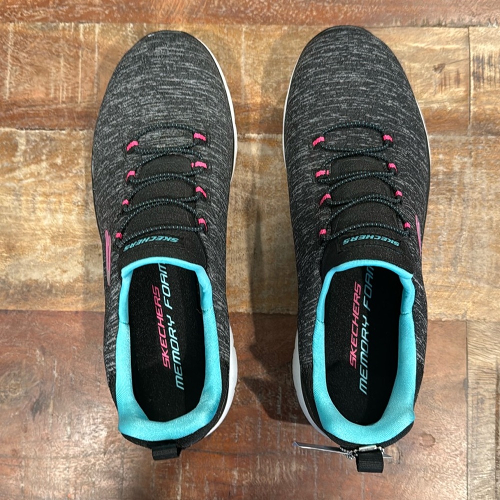 New Sketchers memory foam shoes in size 7.5